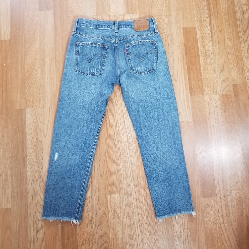 501 Levi's Medium Wash Distressed Button Fly Levi's Jeans. - Picture 9 of 15